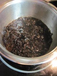 Pflaumen mit ein bisschen Wasser zerkochen. Wasser...
