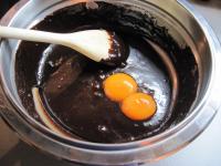 Schokolade mit Butter, Sahne und Zucker im...