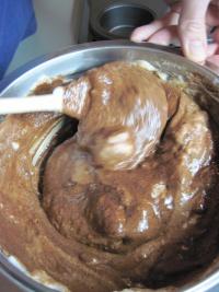 Ausgekühlten Pflaumen und Schokobasis vermischen,...