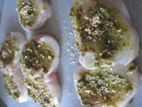 Jede Scheibe gleichmäßig mit Pesto bedecken,...