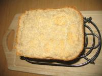 Fertig gebackenes Brot aus dem Automaten nehmen,...