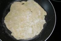 Die Puffer von beiden Seiten in der Teflon-Pfanne...