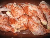 Hühnerschenkel abwaschen, salzen, mit Paprika...