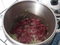Fleisch waschen, in Würfel schneiden. Es zu...