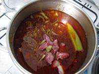 Fleisch abwaschen und in Würfel schneiden. Es zum...