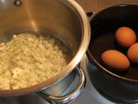 Zwiebel kleinhacken und im Öl anrösten, Mehl...