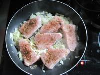 Das Schweinefleisch waschen, salzen und würzen....