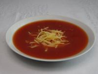 Fertige Suppe in Schälchen anrichten, mit...