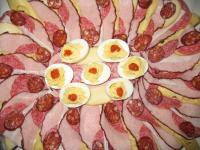 Schinken, Würste, Käse auf eine Schüssel legen....