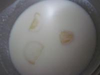 Joghurt in einem kleinen Topf aufwärmen....