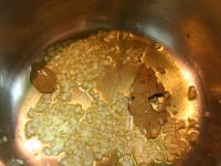 Knoblauch mit Lorbeerblatt in bisschen Öl ein...