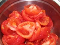 Reife Tomaten für eine Minute mit kochendem...