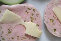 Zucchini salzen, Wurst und Käse drauf legen....