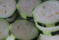 Zucchini waschen (große Zucchini ist geeignet),...
