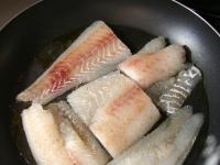 Das aufgetaute Dorschfilet in 3 kleinere Stücke...