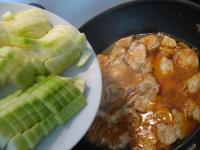 Zucchino schälen und in kleinere Würfel...