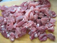 Fleisch in dünne Scheiben schneiden, dann in 3 cm...