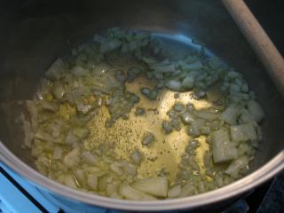 Zubereitung von Kartoffeln und Zwiebel 