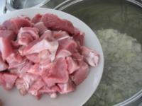 Zwiebel schälen, klein hacken und im...