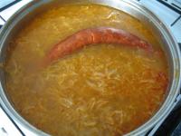 Die Sauerkrautsuppe gut durchrühren und Wurst...