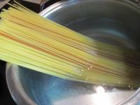 Spaghetti im gesalzenen Wasser kochen, abgießen,...