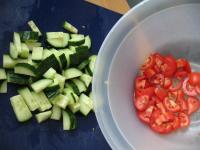 Die Tomaten und Gurke waschen, und in Würfel...