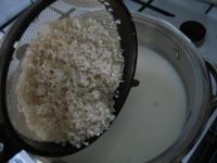 Milch mit Wasser und Vanillezucker vermischen, den...