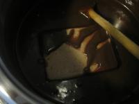 Im Wasserbad Butter auftauen lassen, gesüßte...