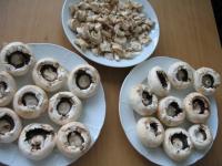 Größere Champignons putzen, Stiele entfernen...