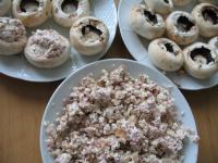 Salami raspeln, Feta Käse und Stiele zugeben....