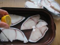 Die tiefgefrorenen Haifischsteaks ins Wasser mit...