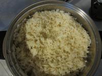 Vorgekochten (parboiled) Reis unter laufendem...