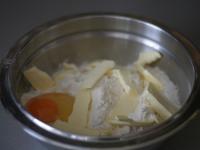 Einen halben Würfel Hefe in lauwarmer Milch gehen...