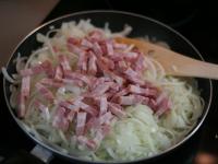 Zwiebel in dünne Rädchen schneiden....