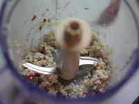 Knoblauch schälen und mit geschnittenen...