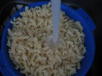 Nudeln in gesalzenem Wasser kochen und unter...