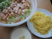 Käse grob reiben. Knoblauch schälen, zerdrücken...
