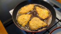 Hühnerschnitzel mit Paniermehl, Ei und Brösel...