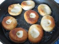In der Brattpfanne Öl erwärmen und die Krapfen...