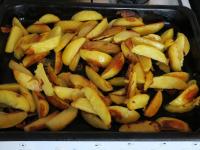Kartoffeln putzen, waschen und in Möndchen...