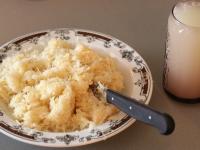 Sauerkraut abgießen und noch kleiner schneiden....