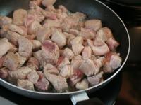 Das Fleisch aus dem Schweinekamm und Schweinebauch...
