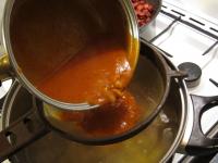 In die Suppe die zerkochte Mehlschwitze...