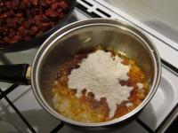Zwiebel schälen und klein schneiden. Im Öl...