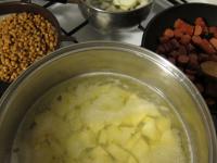 Kartoffeln schälen, waschen und aufschneiden. Im...