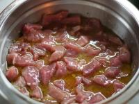 In die Nudeln geschnittenes Schweinefleisch in die...