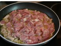 Öl in der Pfanne erwärmen und Fleisch...
