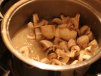 In Viertel geschnittenen Champignons zufügen....