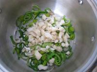… abwaschen, fein schneiden, zum Porree geben...