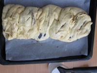Zopf auf ein mit Backpapier ausgelegtes Backblech...